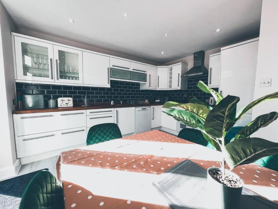 Modern 3 Ground Floor Parking And Garden Apartment Bournemouth Exterior photo